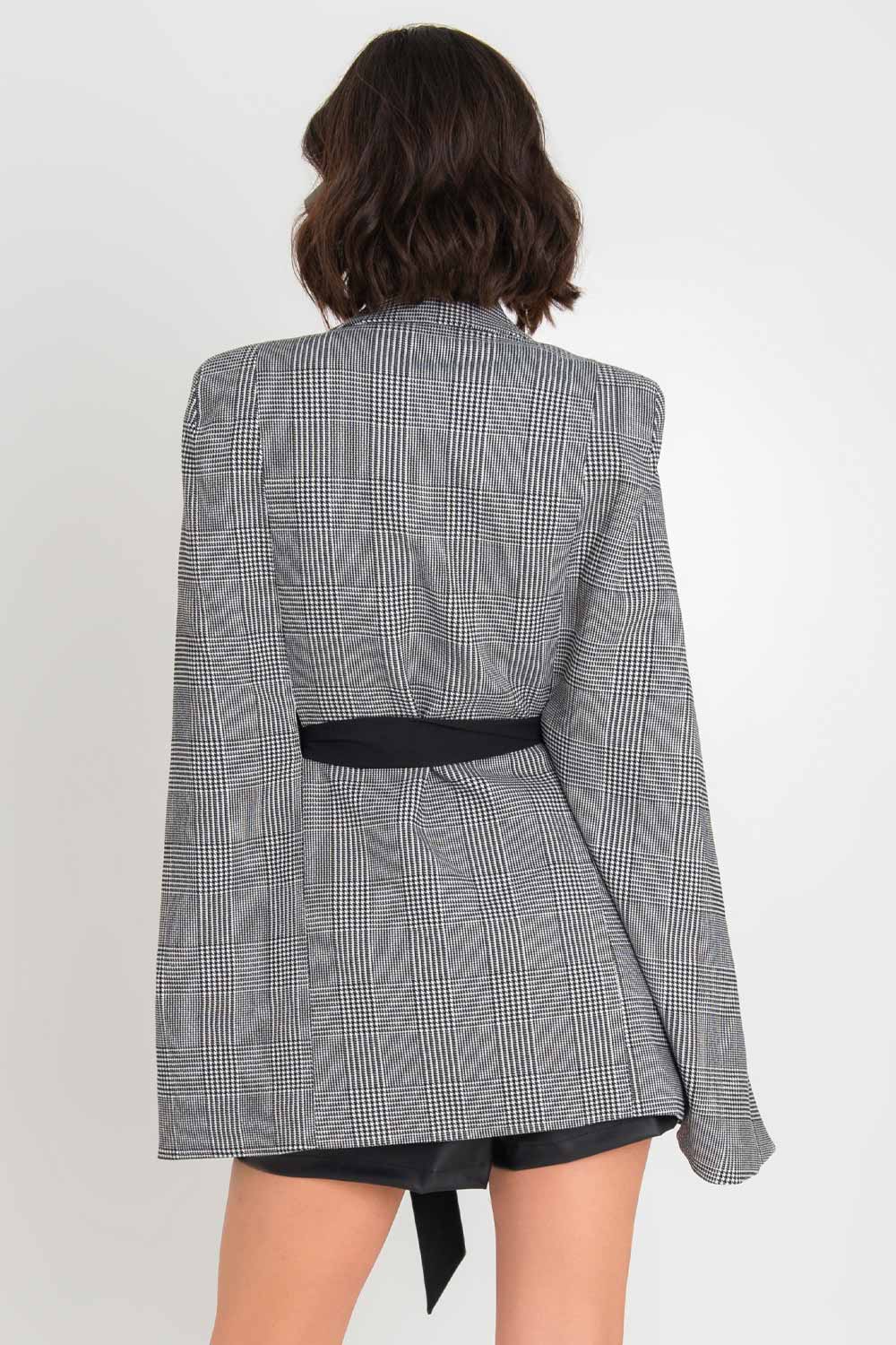 Abrigo de manga capa, estampado glenn check, con solapa, trabillas en cintura, bolsillos delanteros con vivos y cinturón amarrable en contraste.