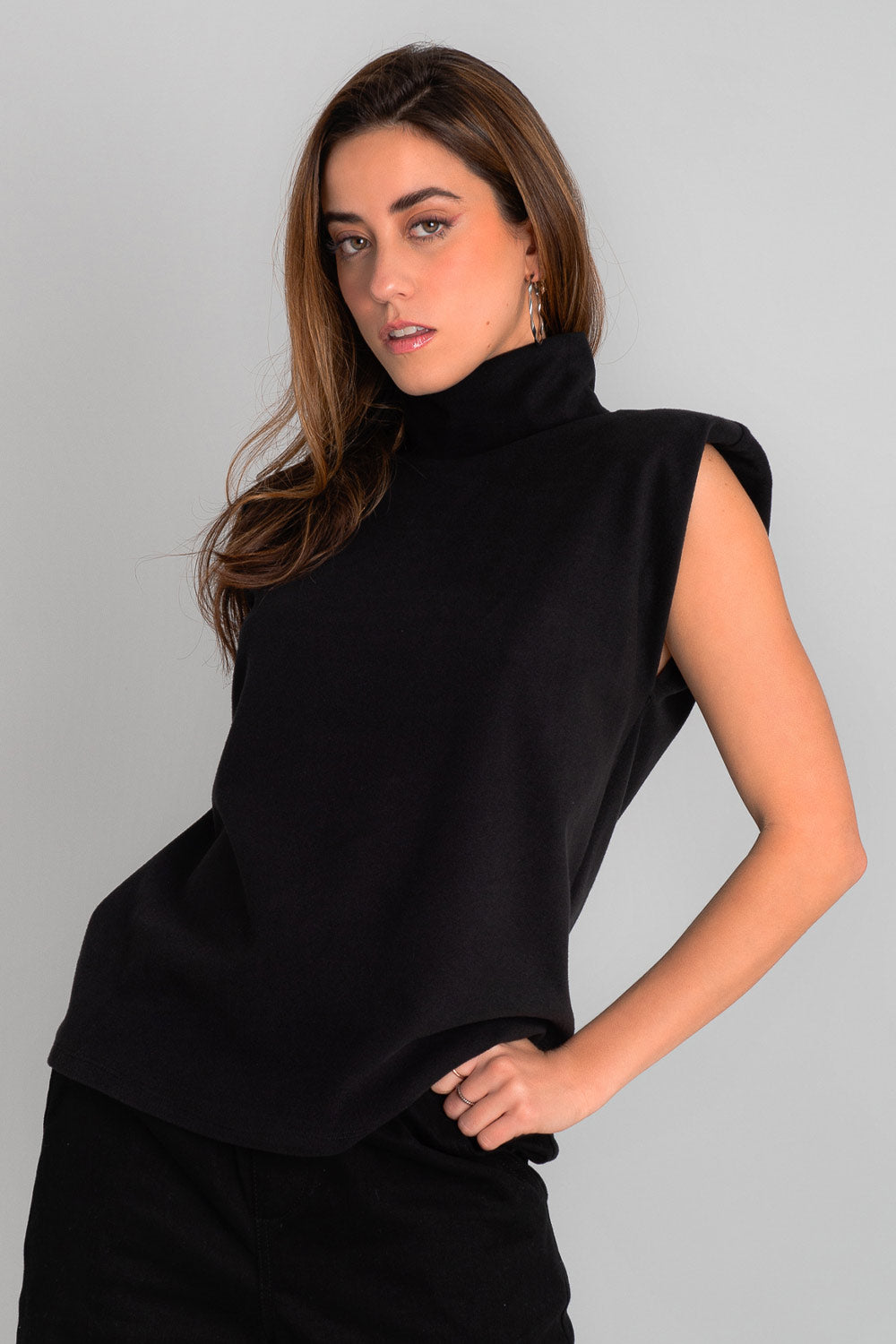 Blusa oversized de cuello alto con hombreras HIGHSTREET