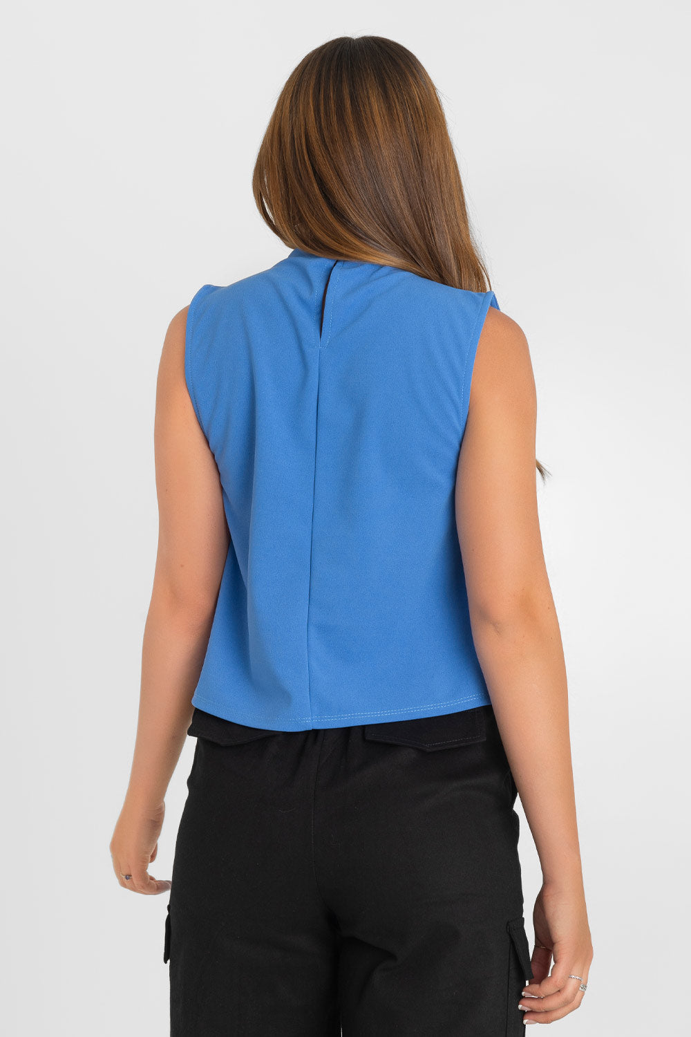 Blusa sin mangas de fit recto, cuello mock con detalles plisados y cierre posterior con botón y ojal.