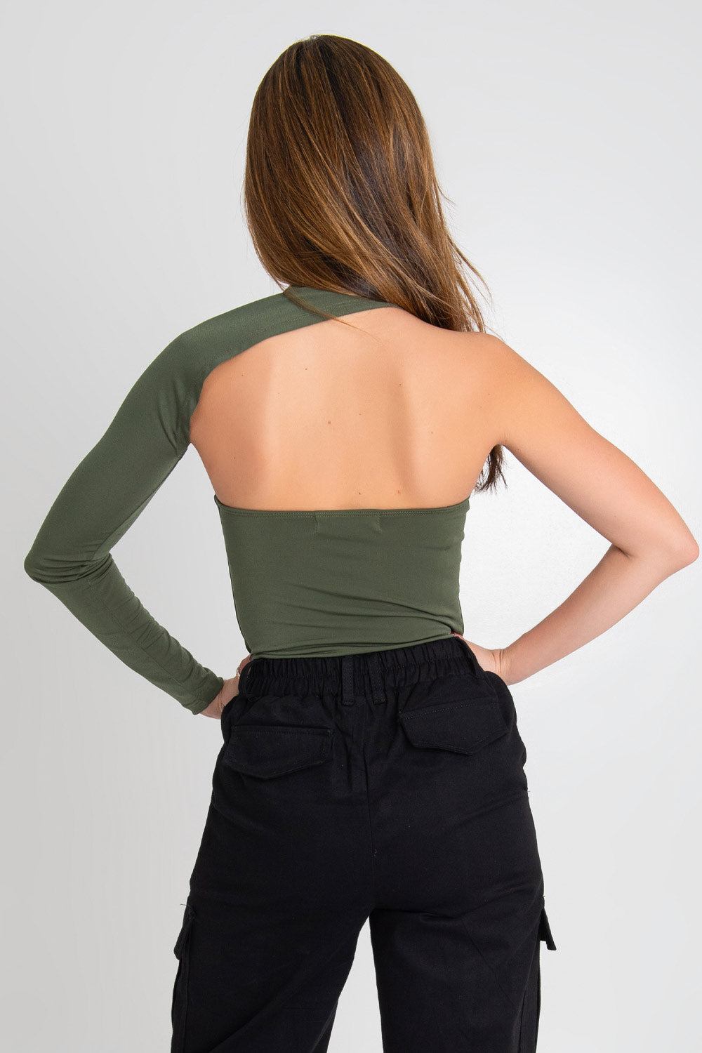 Body asimétrico de un hombro, manga larga, fit ajustado, cut out frontal y escote recto en espalda.