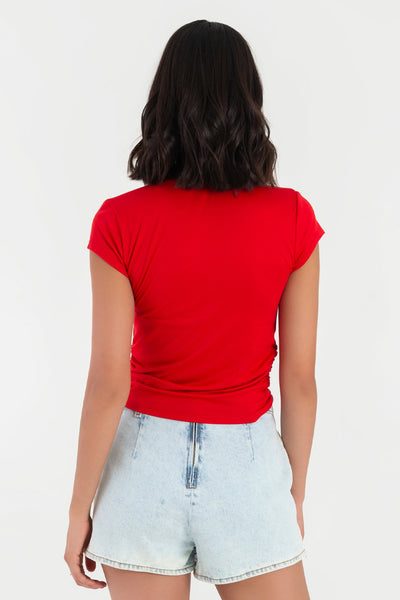 Camiseta básica de fit ajustado, cuello redondo, manga corta seguida y detalles plisados en costados. 