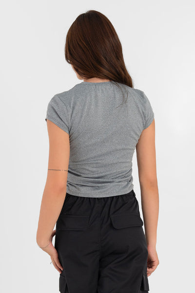 Camiseta básica de fit ajustado, cuello redondo, manga corta seguida y detalles plisados en costados.