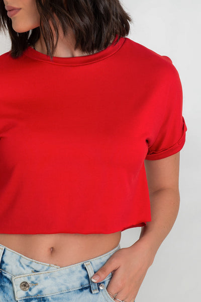 Camiseta de cuello redondo, manga corta con doblez en borde y fit recto. Detalle de bajo y mangas sin costura.