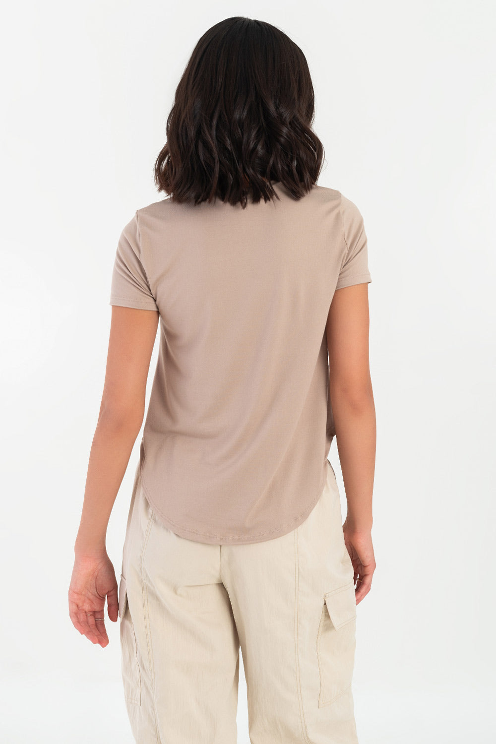 Camiseta silueta fluida, cuello redondo y manga corta. Detalle de bajo curveado.