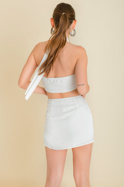 Falda short de fit ajustado, cintura alta y fruncido frontal en diagonal con jareta ajustable. Cierre lateral con cremallera oculta.