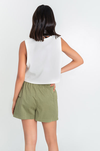 Falda short corto cargo de fit recto, cintura alta con pretina elástica, jareta frontal ajustable y bolsillos laterales cargo con cartera.