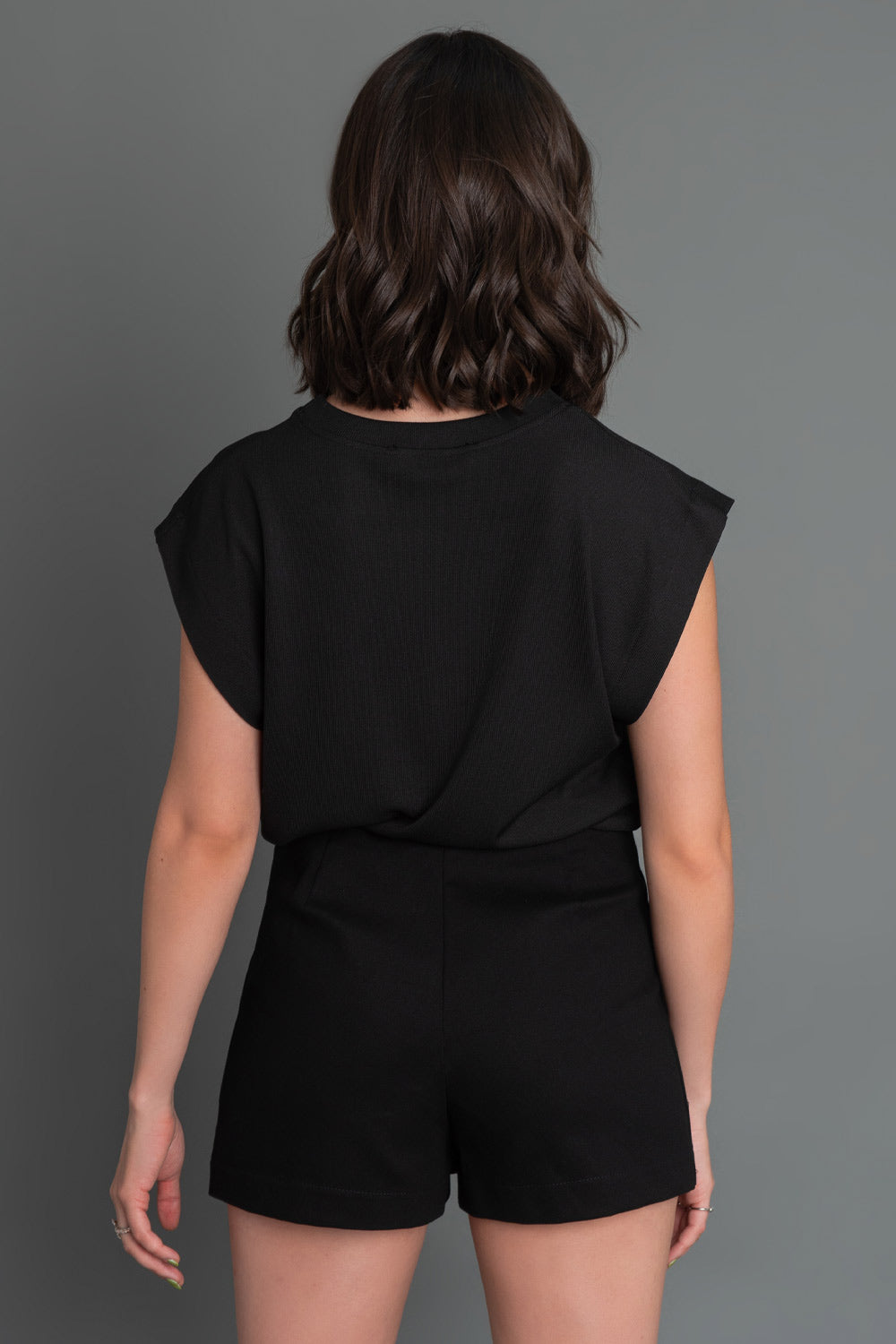 Falda short corto de fit recto, cintura alta, bolsillos decorativos frontales con cremallera en contraste y cierre lateral con cremallera oculta.