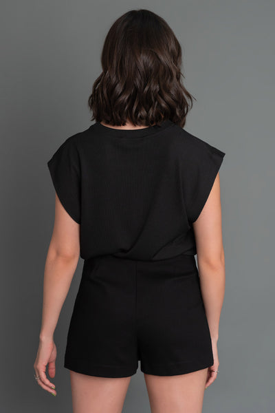 Falda short corto de fit recto, cintura alta, bolsillos decorativos frontales con cremallera en contraste y cierre lateral con cremallera oculta.