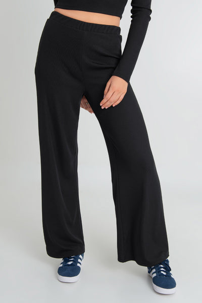 Pantalón básico de fit wide leg y cintura alta con pretina elástica.