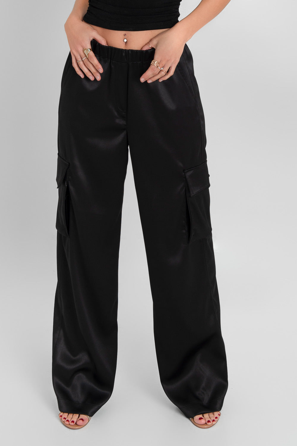 Pantalón satinado de cintura alta, pretina elástica con trabillas, fit wide leg, bolsillos delanteros, laterales y traseros cargo con cartera.