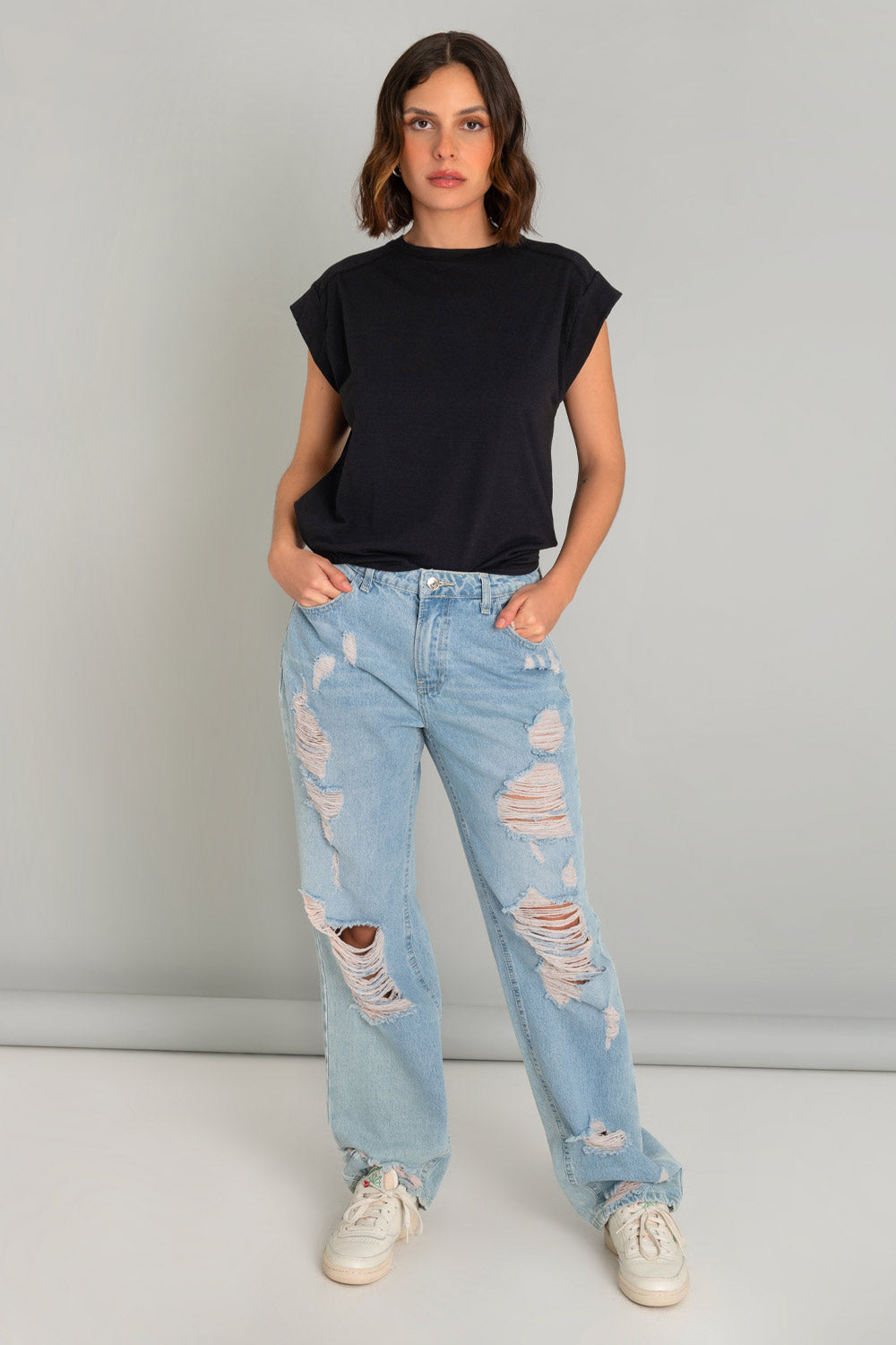 Pantal n de denim loose fit recto con rotos HIGHSTREET