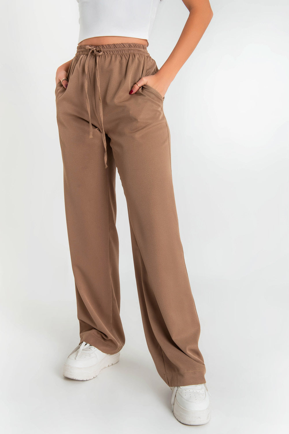 Pantalón de fit recto, cintura alta con pretina elástica, jareta frontal ajustable, bolsillos delanteros y traseros de parche.