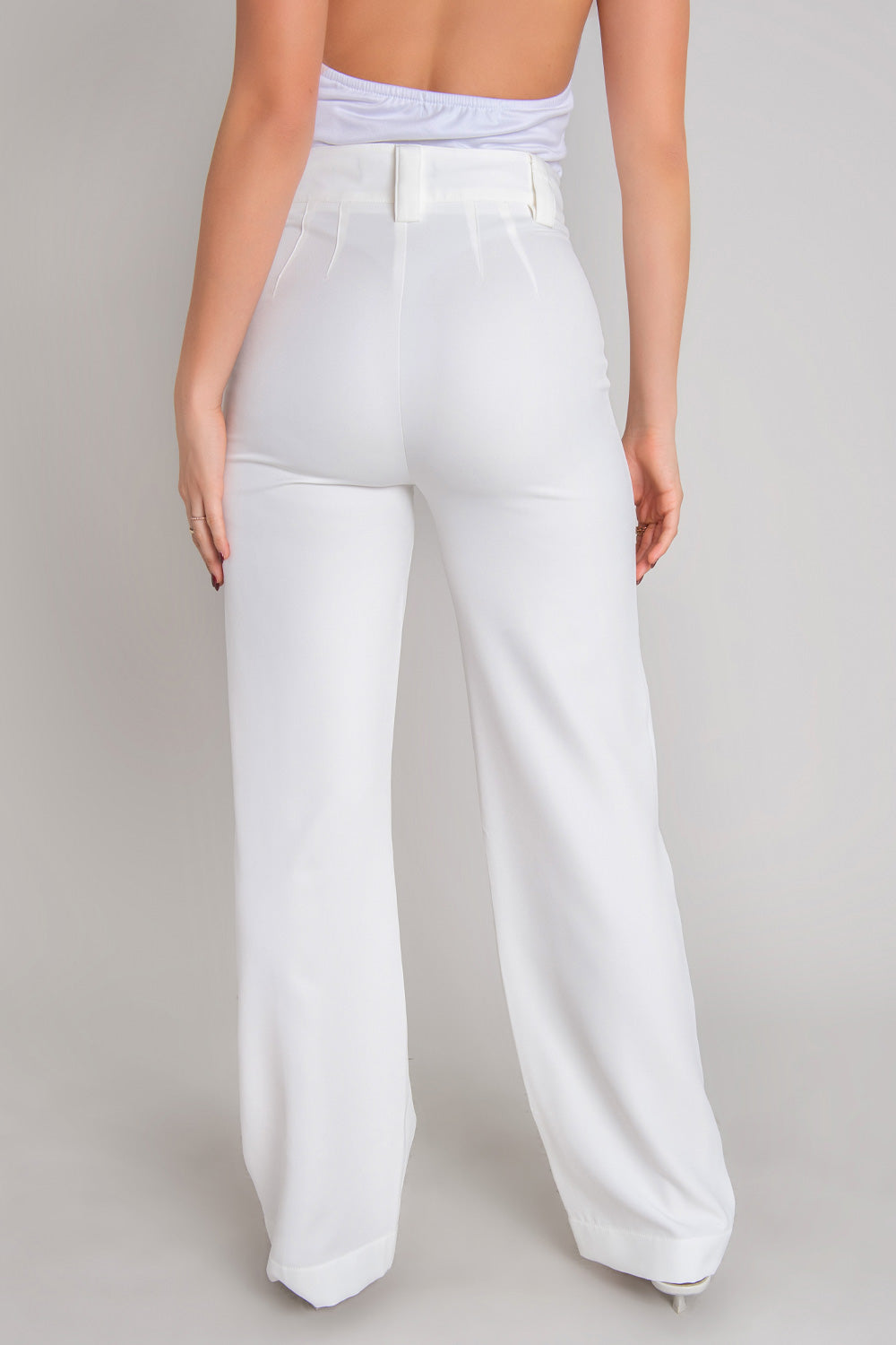 Pantalón ajustado de fit recto, cintura alta con pretina y trabillas, detalle de raya frontal, cierre con botón en contraste y cremallera oculta.