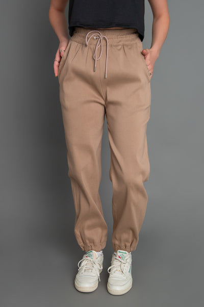 Pantalón jogger de fit recto, cintura alta con pretina y bajo elásticos, jareta ajustable en cintura y bolsillos delanteros.