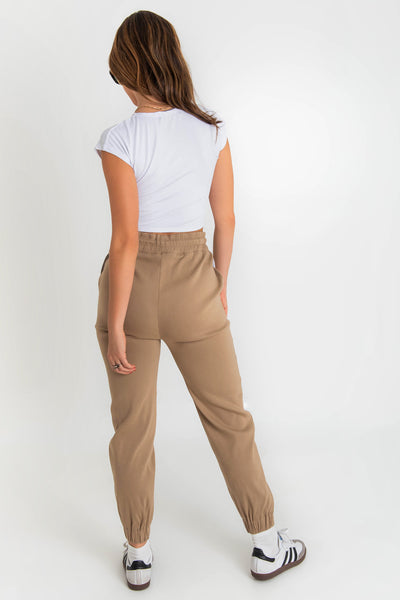 Pantalón jogger de fit recto, cintura alta con pretina y bajo elásticos, jareta ajustable en cintura y bolsillos delanteros.