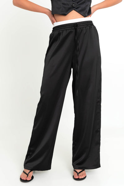 Pantalón satinado de fit wide leg, cintura alta con pretina elástica, detalle interior tipo boxer y jareta frontal ajustable.