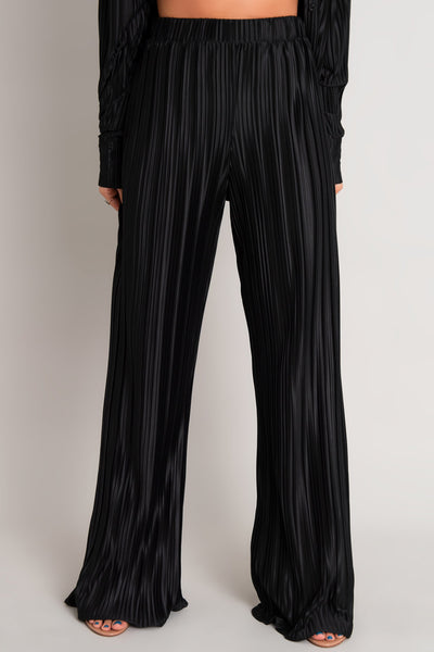 Pantalón satinado wide leg con plisados en tejido y cintura alta con pretina elástica.