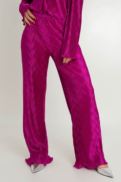 Pantalón satinado de fit wide leg, cintura alta con pretina elástica y detalle de textura en tejido.
