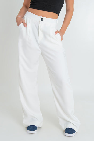 Pantalón de fit wide leg, pinzas frontales, bolsillos delanteros, cintura alta con pretina elástica posterior, cierre frontal con cremallera oculta y botón en contraste.