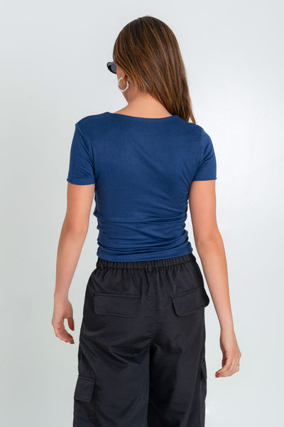 Top corto satinado asimétrico de fit ajustado, de un hombro, detalles plisados en costados y hombro.