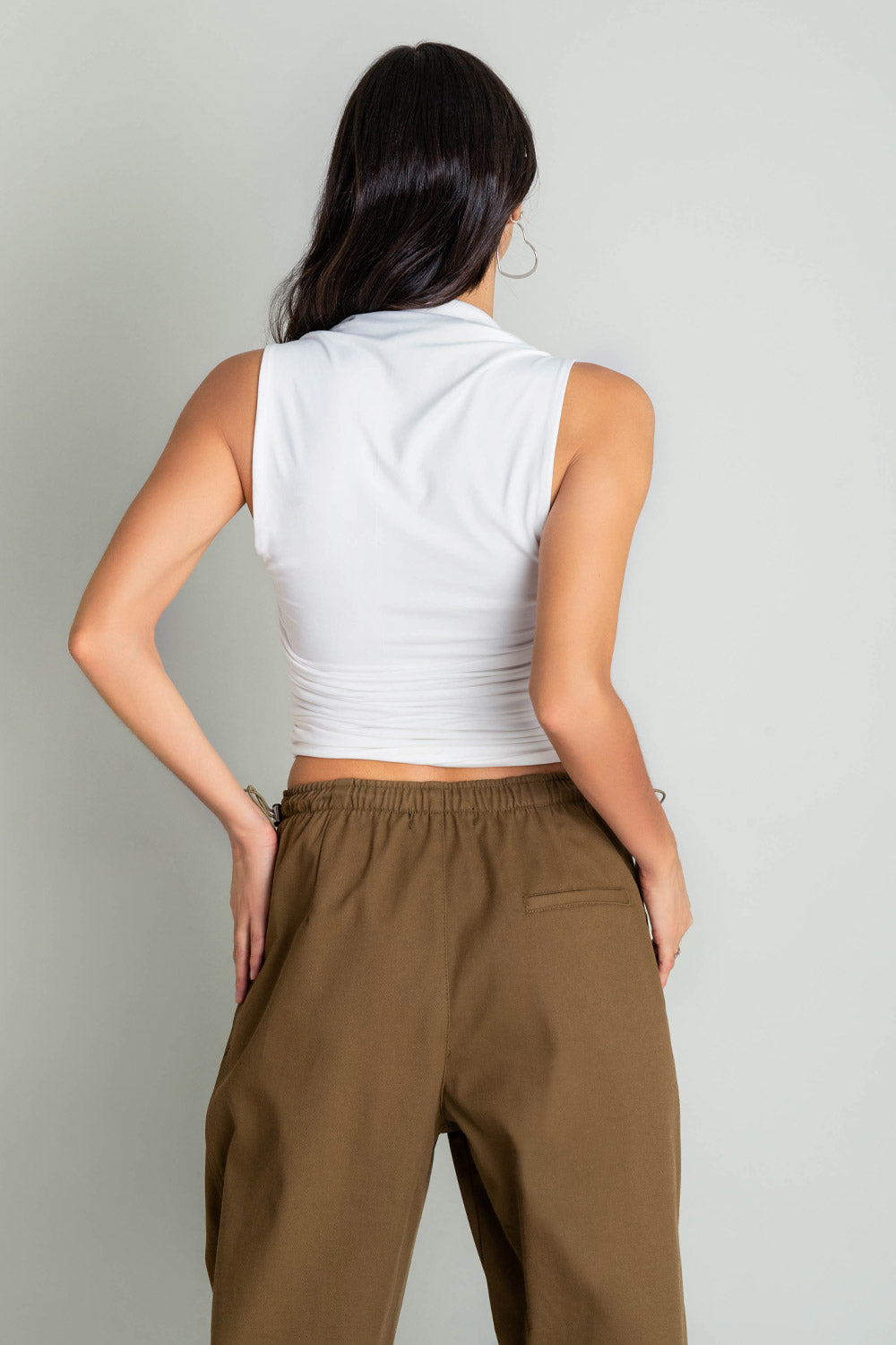 Top corto de fit ajustado, plisado en costados, sin mangas y escote recto con plisados en hombros.