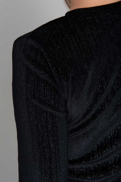 Vestido corto ajustado de manga larga, cuello redondo, corte en a y detalle de textura de tejido con brillo.