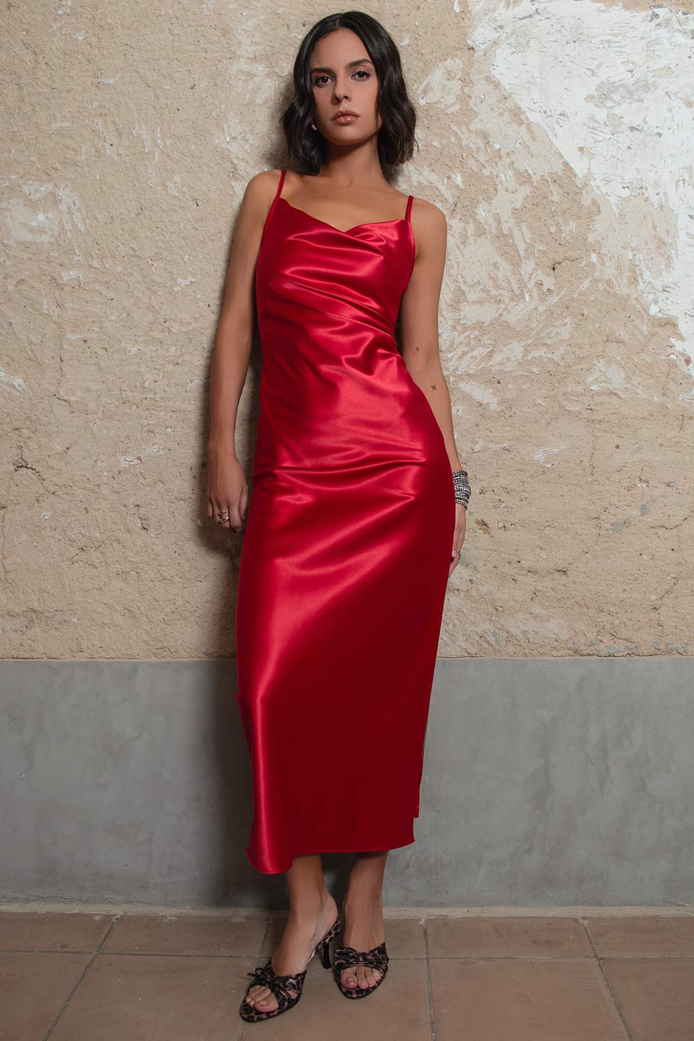 Vestido midi satinado de fit recto escote fluido rojo – HIGHSTREET