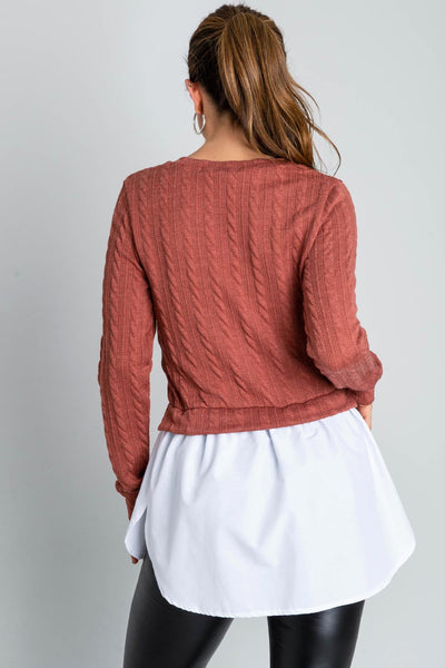 Jersey de manga larga, cuello redondo, fit recto y rib en bordes. Detalle de bajo en contraste con borde curveado.