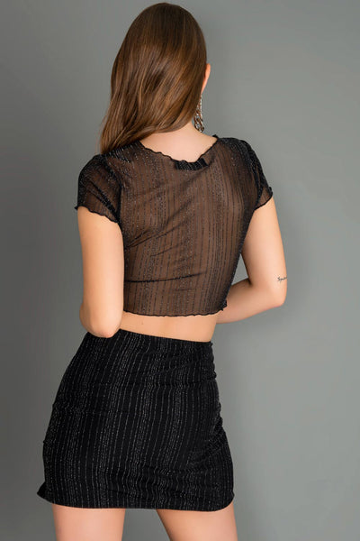 Falda corta de mesh, estampado de rayas, cintura alta elástica y abertura frontal en bajo.