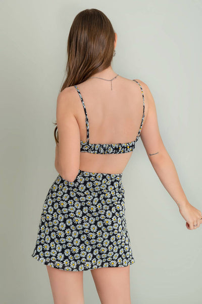 Falda corta de estampado floral, cintura alta, corte en a y cierre lateral con cremallera oculta.