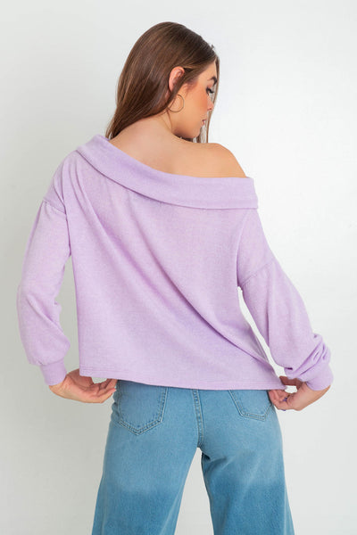 Jersey de fit oversized, manga larga abullonada con rib en puños, de hombro descubierto con escote diagonal y doblez en borde.