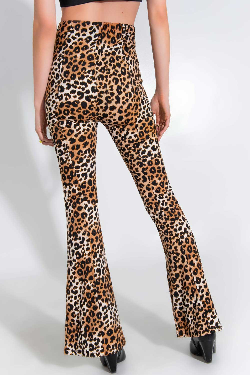 Legging de estampado leopardo, fit flare, cintura alta elástica y raya frontal con aberturas en bajo.