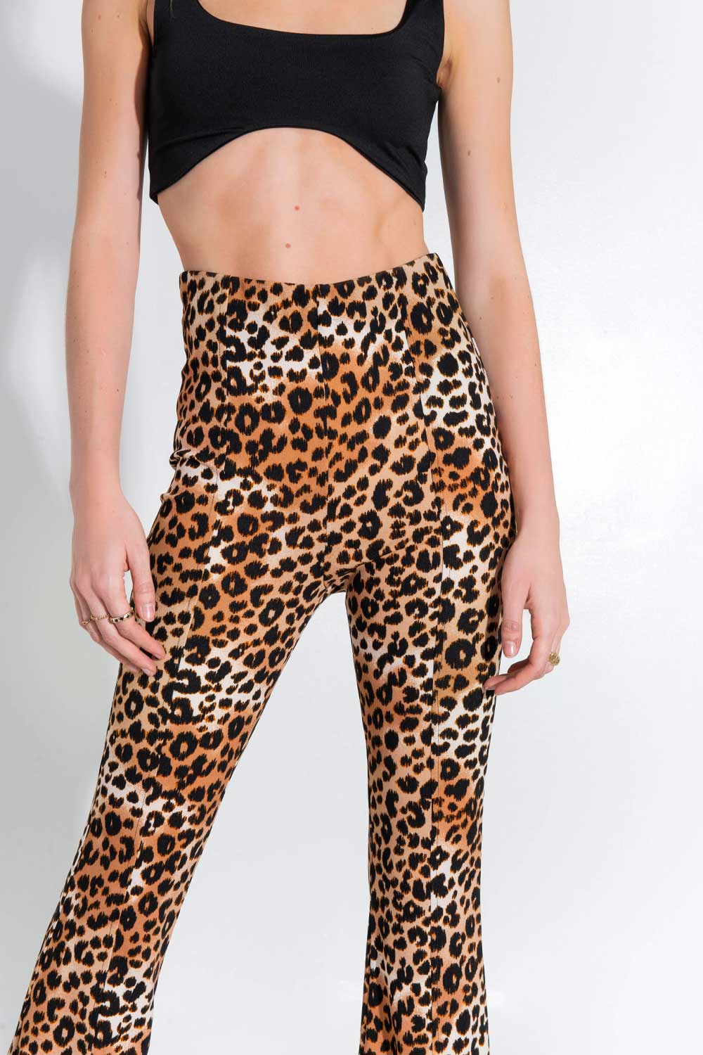 Legging de estampado leopardo, fit flare, cintura alta elástica y raya frontal con aberturas en bajo.