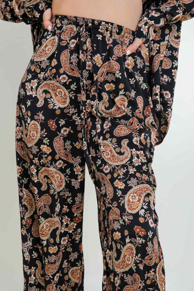 Pantalón de estampado paisleys, fit wide leg, cintura alta con pretina elástica y jareta frontal ajustable.