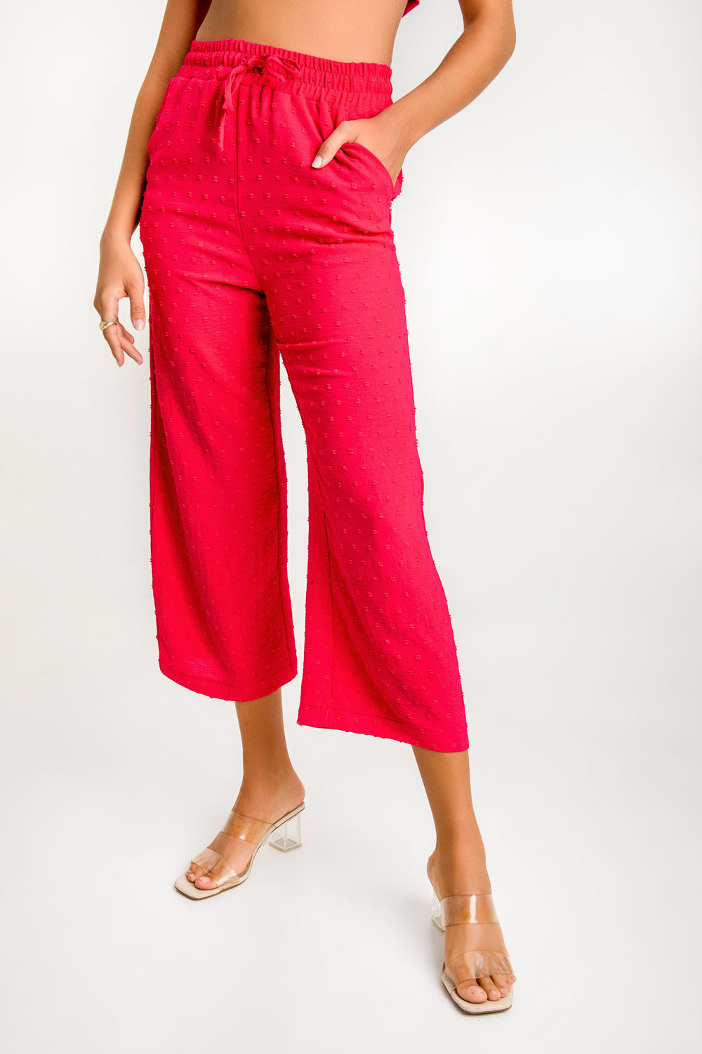 Pantalón de fit recto, bolsillos delanteros, cintura alta con pretina elástica y jareta ajustable. Detalle de polka dot en textura de tejido.