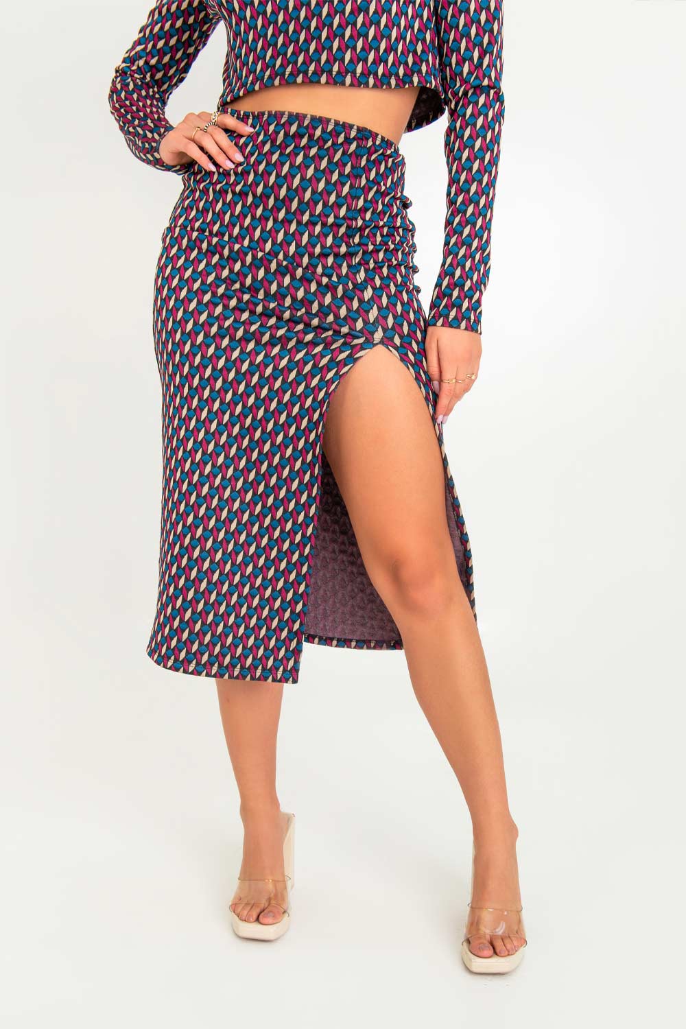 Falda midi estampada de fit ajustado, cintura alta y costura frontal con abertura en bajo.