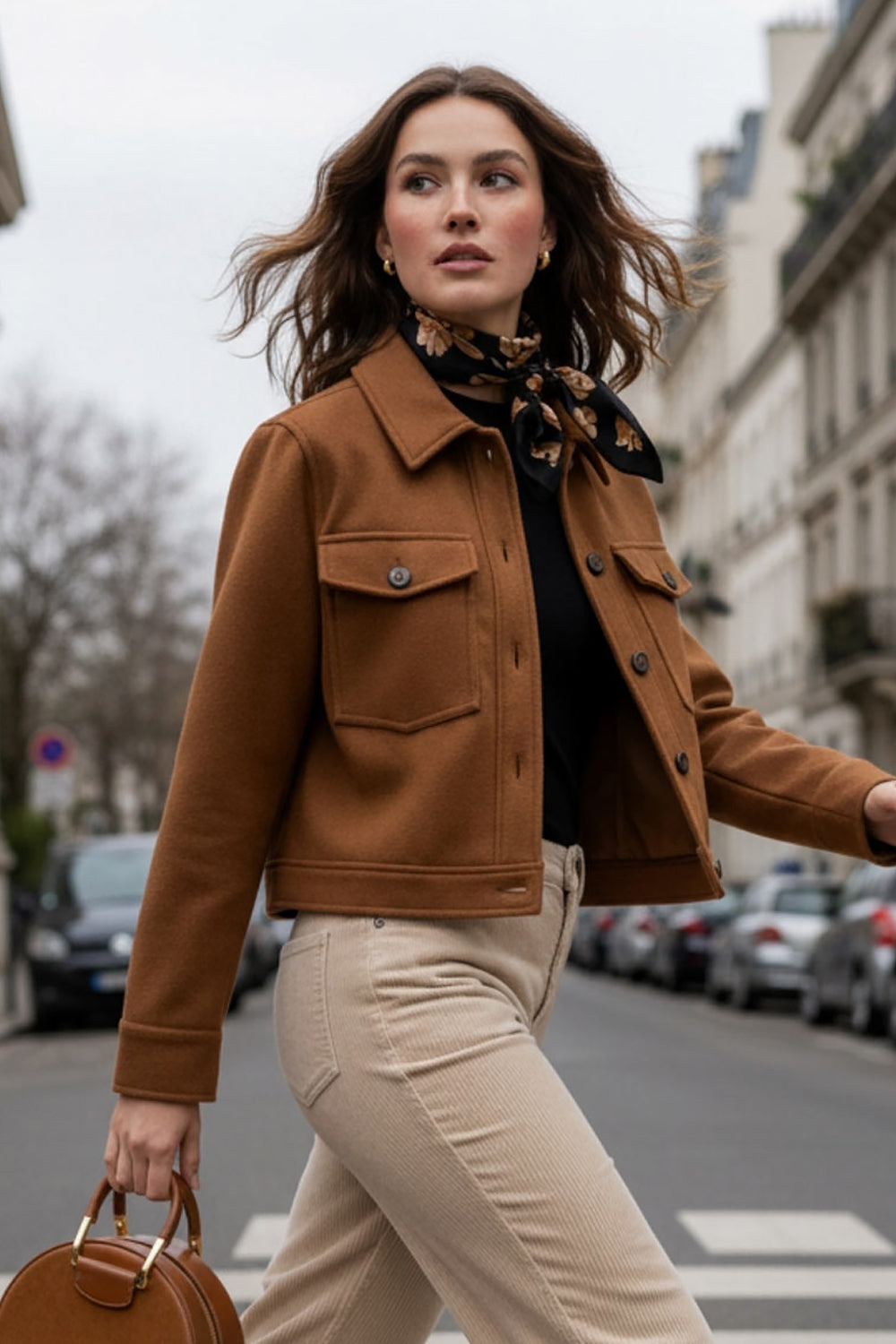 Chamarra corta de fit recto, cuello camisero, manga larga con puño abotonado, bolsillos delanteros de parche con cartera y botón en contraste. Cierre frontal con hilera de botones en contraste.