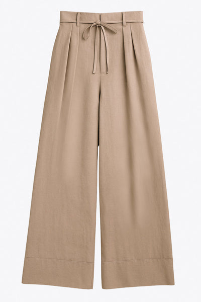 Pantalón de fit wide leg, cintura alta con pretina, trabillas y lazo amarrable, pinzas frontales y bolsillos delanteros. Cierre frontal con broche y cremallera ocultos. Detalle de doblez en bajo.