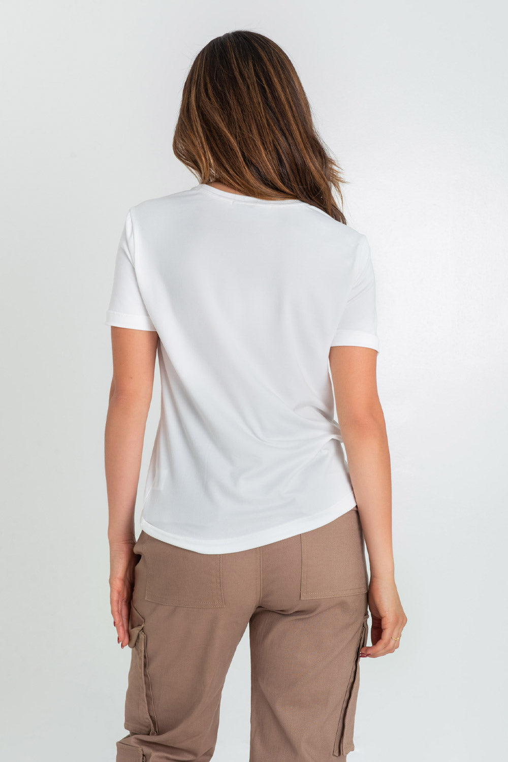 Camiseta básica de fit recto, manga corta y cuello redondo.
