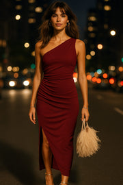 Vestido midi asimétrico de un hombro, fit ajustado, escote diagonal, sin mangas, plisado en costados, abertura lateral en bajo y cut out en espalda. Cierre posterior con cremallera oculta.
