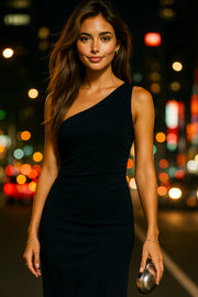 Vestido midi asimétrico de un hombro, fit ajustado, escote diagonal, sin mangas, plisado en costados, abertura lateral en bajo y cut out en espalda. Cierre posterior con cremallera oculta.