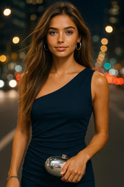 Vestido midi asimétrico de un hombro, fit ajustado, escote diagonal, sin mangas, plisado en costados, abertura lateral en bajo y cut out en espalda. Cierre posterior con cremallera oculta.