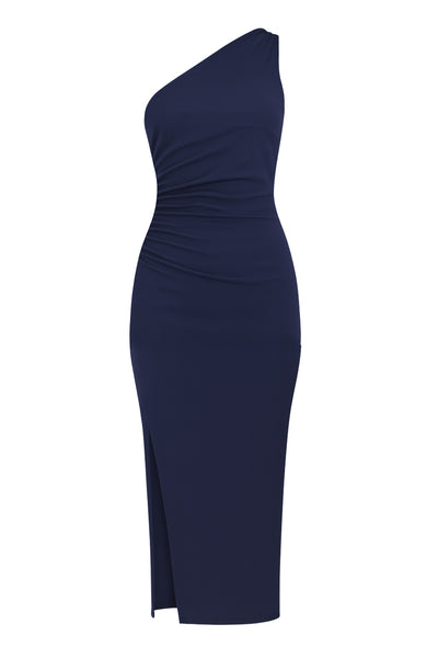 Vestido midi asimétrico de un hombro, fit ajustado, escote diagonal, sin mangas, plisado en costados, abertura lateral en bajo y cut out en espalda. Cierre posterior con cremallera oculta.