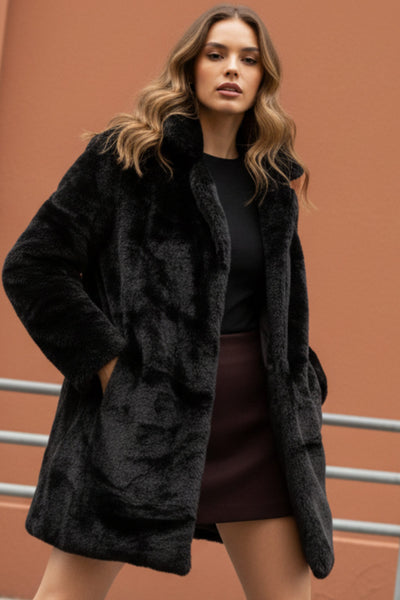 Abrigo largo abierto de fit recto, con solapa, manga larga y bolsillos frontales.