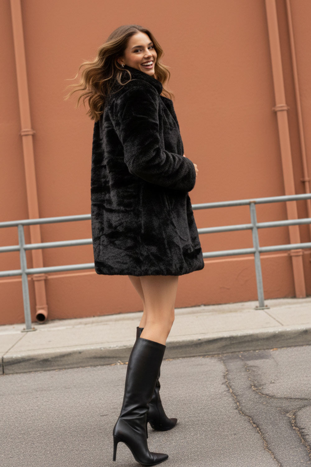 Abrigo largo abierto de fit recto, con solapa, manga larga y bolsillos frontales.