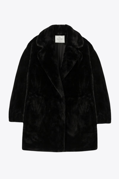 Abrigo largo abierto de fit recto, con solapa, manga larga y bolsillos frontales.