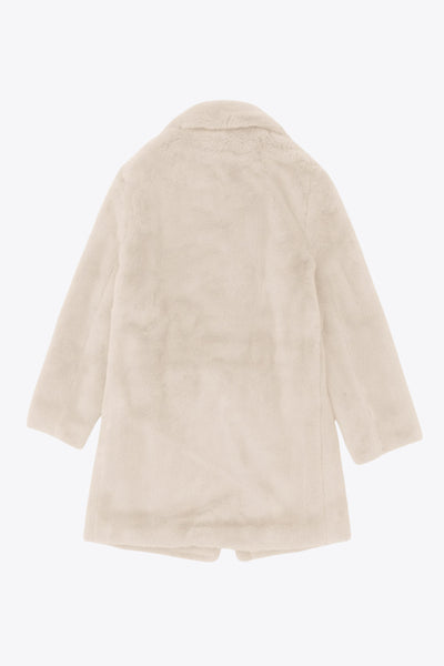 Abrigo largo abierto de fit recto, con solapa, manga larga y bolsillos frontales.