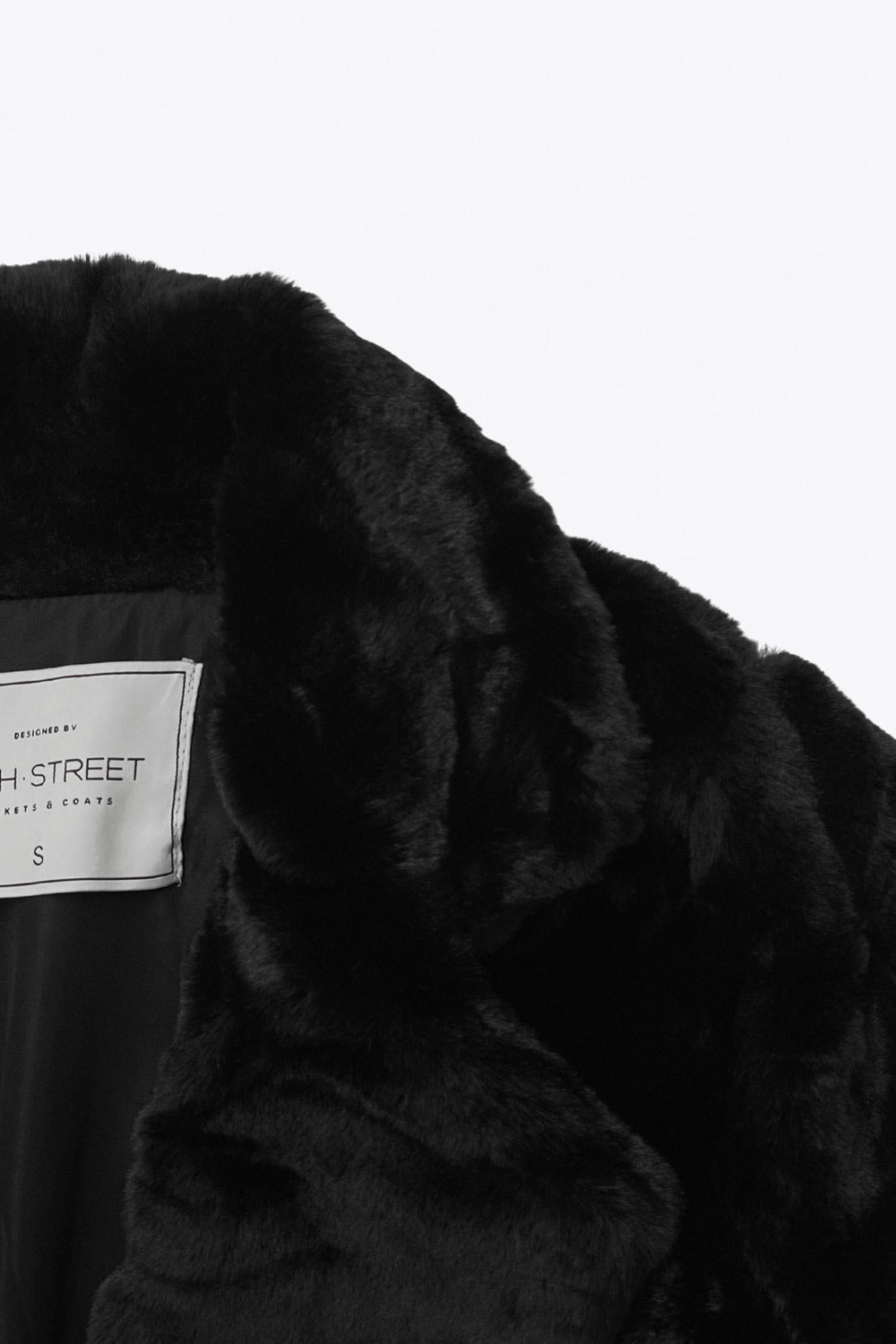 Abrigo largo abierto de fit recto, con solapa, manga larga y bolsillos frontales.