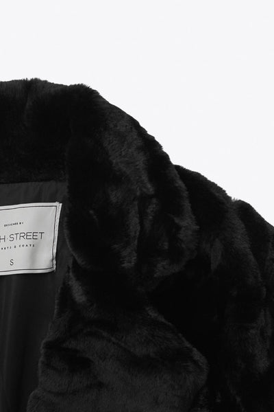 Abrigo largo abierto de fit recto, con solapa, manga larga y bolsillos frontales.