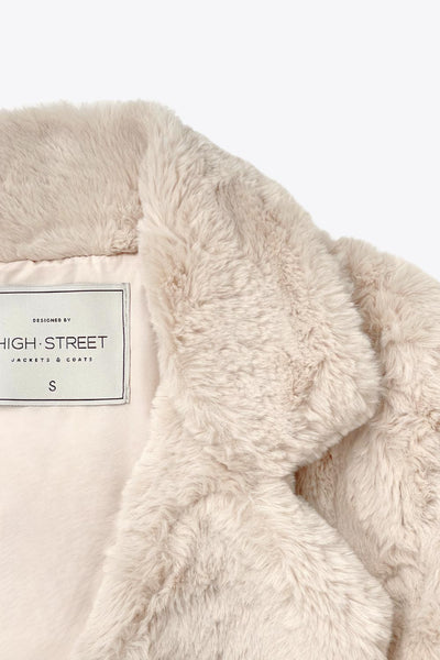 Abrigo largo abierto de fit recto, con solapa, manga larga y bolsillos frontales.